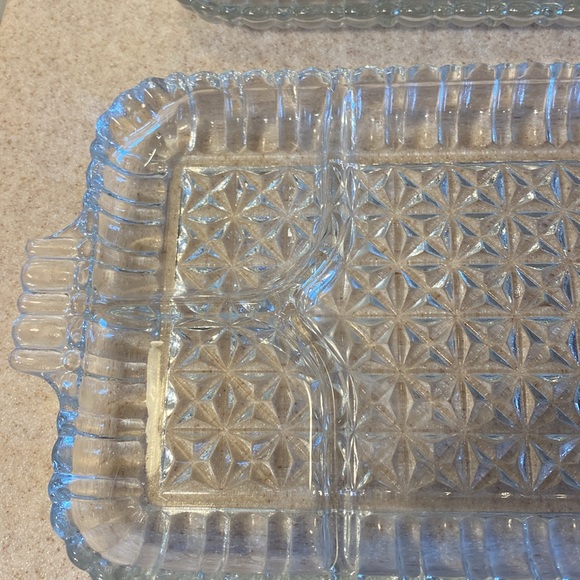 Vintage Anchor Hocking snack plates. Set of 4 pressed glass. Excellent condition - Picture 2 of 2
